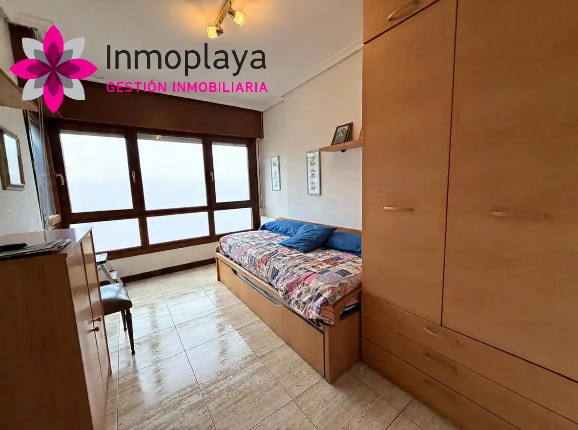 Sala de estar de Piso en venta en Noja con Calefacción, Terraza y Amueblado