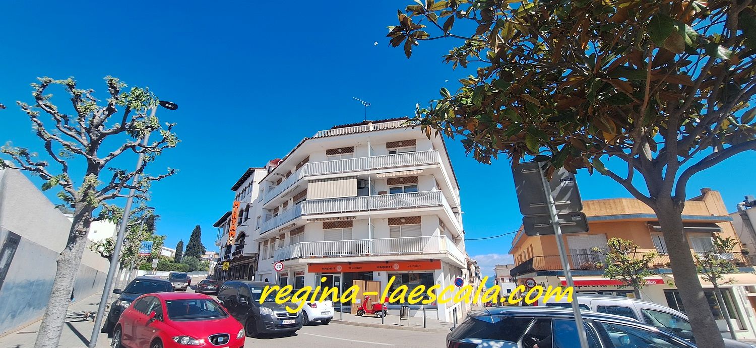 Vista exterior de Pis en venda en L'Escala amb Terrassa, Moblat i Rentadora