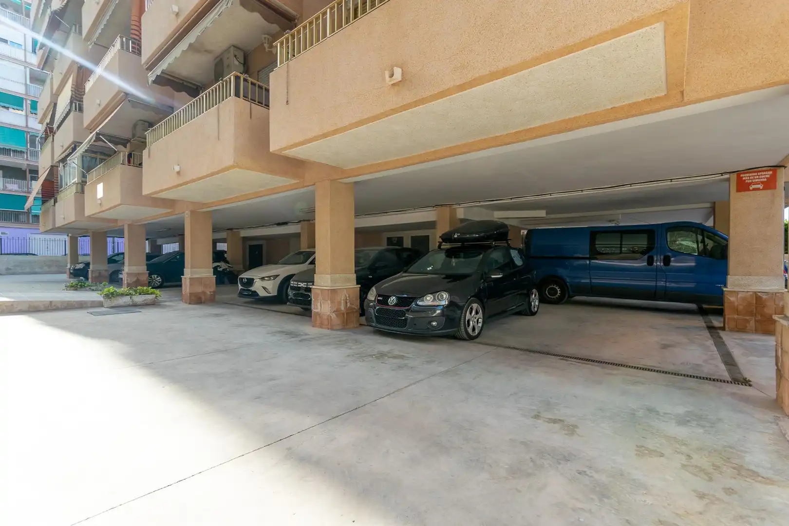 Parkplatz von Wohnung zur Miete in Santa Pola mit Klimaanlage, Terrasse und Möbliert