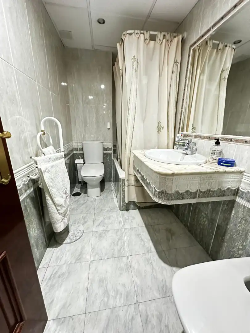 Bathroom of Flat for sale in Jaén  with Air Conditioner, Heating and Balcony