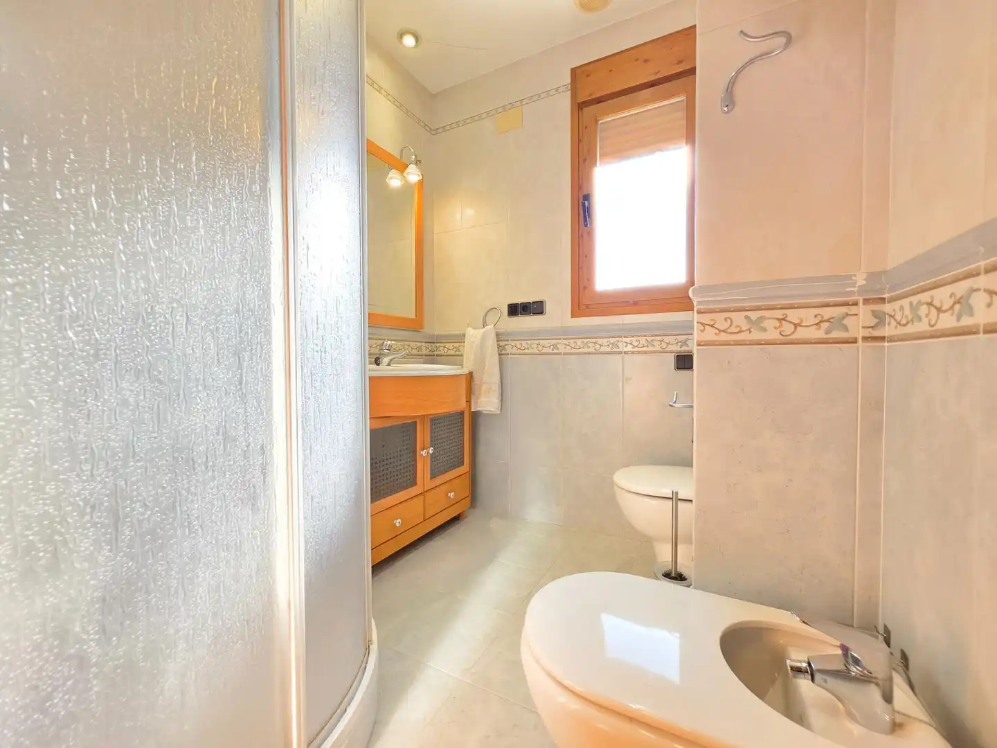 Baño de Casa adosada en venta en Jaén con Aire acondicionado, Calefacción y Jardín privado