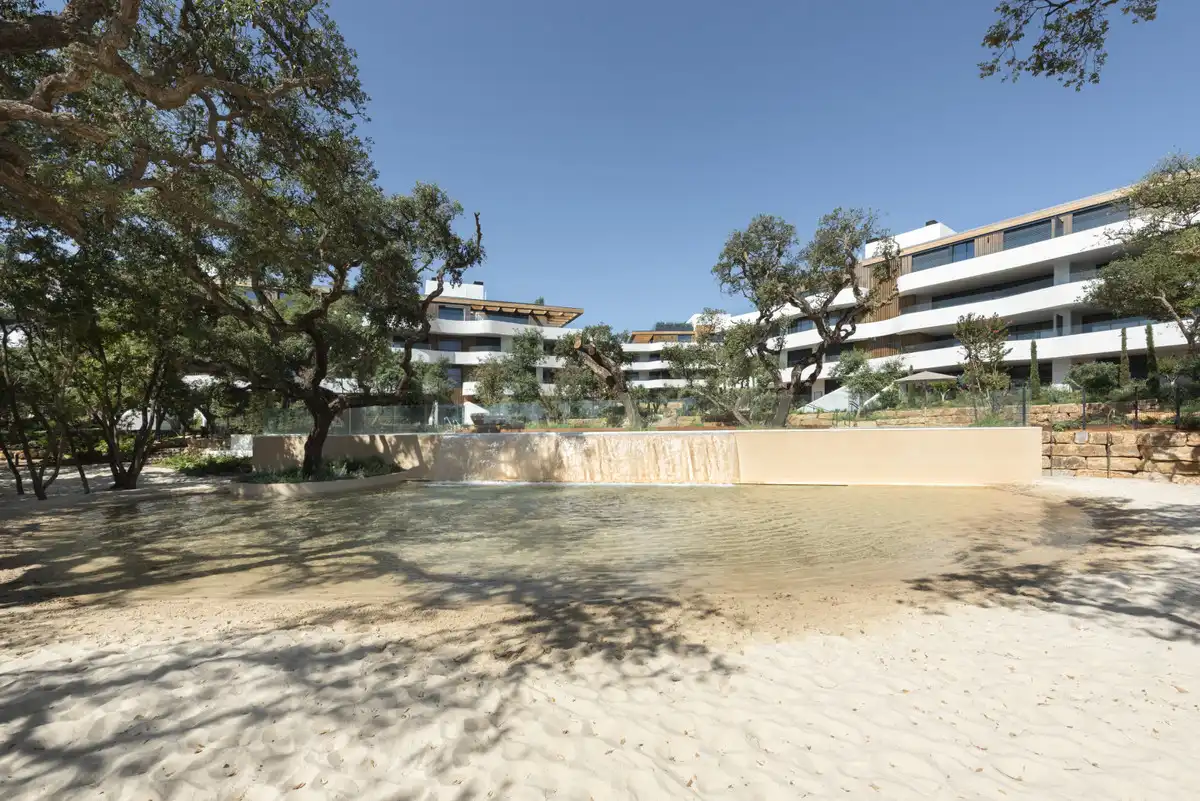 Vista exterior de Planta baixa en venda en Sotogrande amb Aire condicionat, Jardí privat i Terrassa