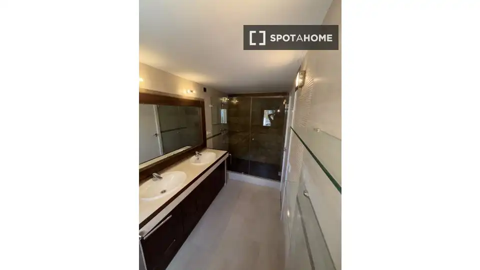 Bathroom of Flat for rent in Madrid  with Air Conditioner, Heating and Furnished