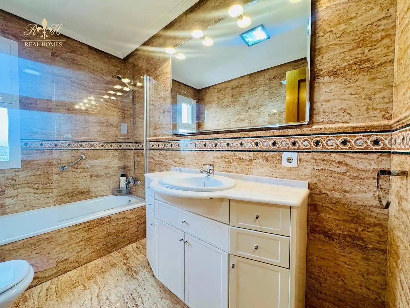 Baño de Piso en venta en Benidorm con Aire acondicionado, Terraza y Piscina