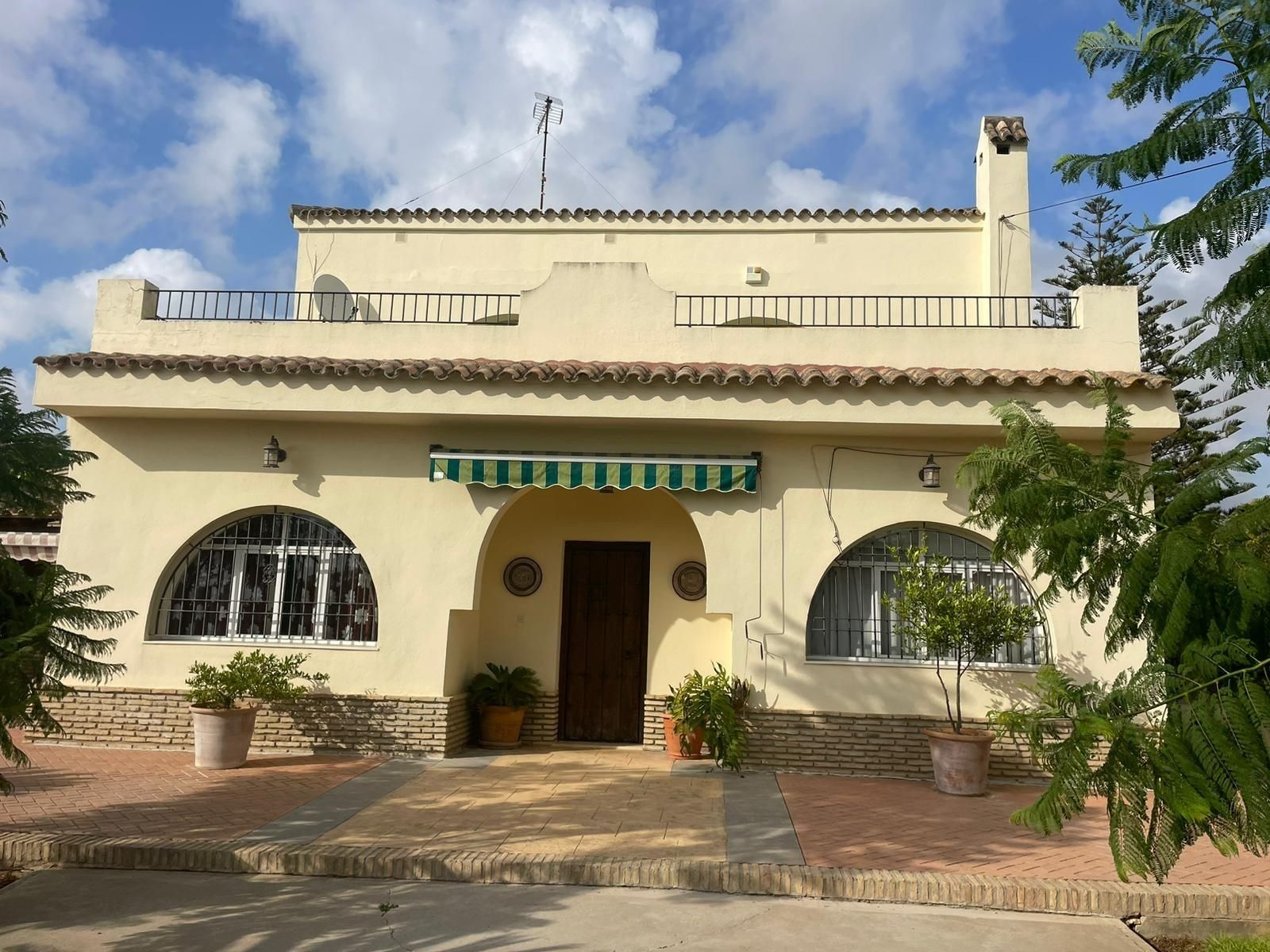 Vista exterior de Casa o xalet en venda en Chiclana de la Frontera amb Aire condicionat, Jardí privat i Terrassa