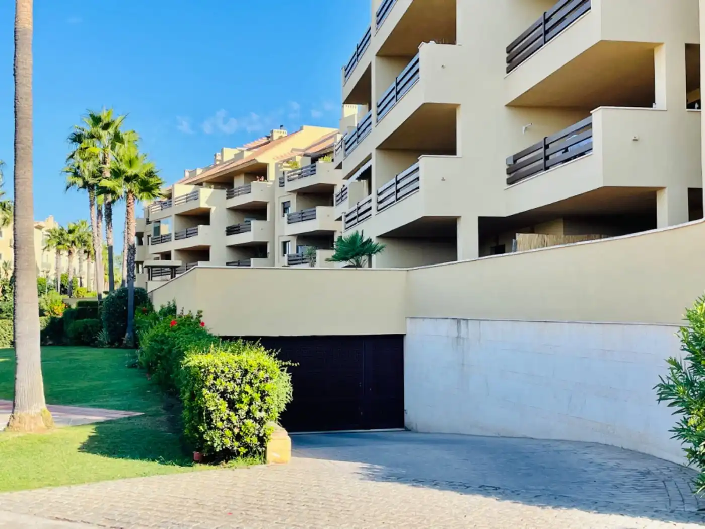 Außenansicht von Wohnung zur Miete in Sotogrande mit Klimaanlage, Terrasse und Möbliert