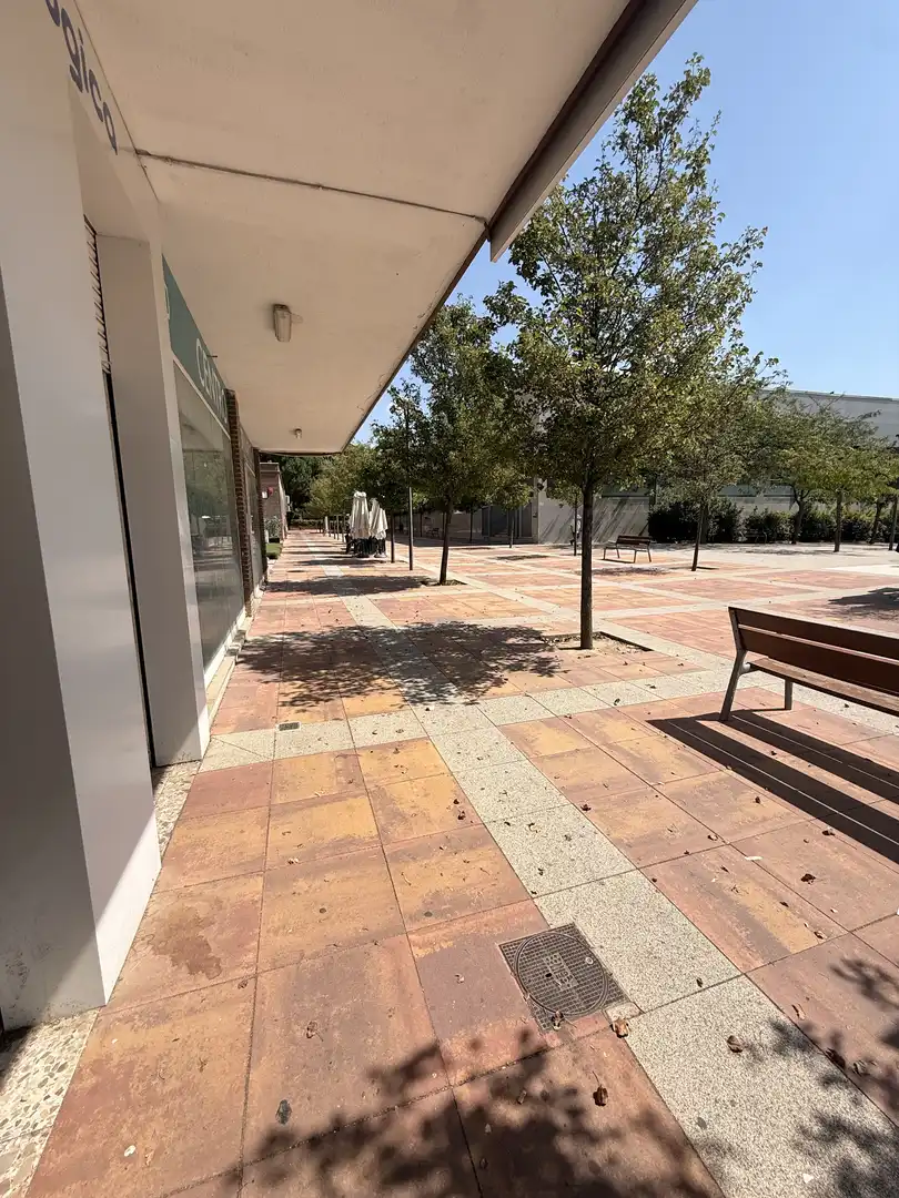 Vista exterior de Local en venda en Tres Cantos amb Aire condicionat