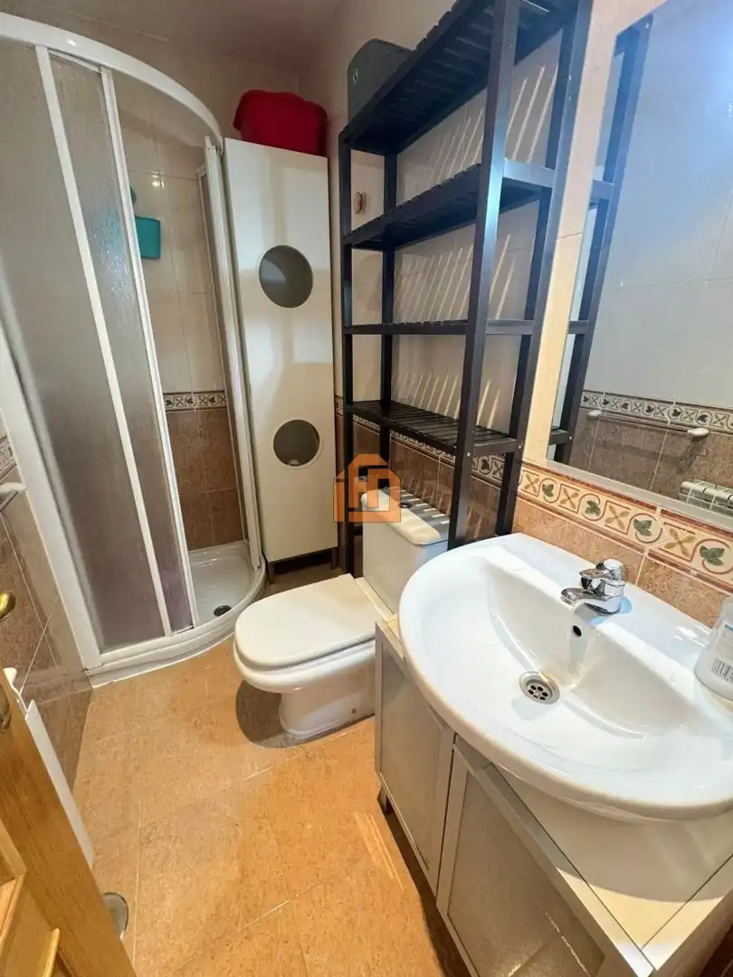 Bany de Apartament de lloguer en Valverde de la Virgen amb Calefacció, Parquet i Moblat