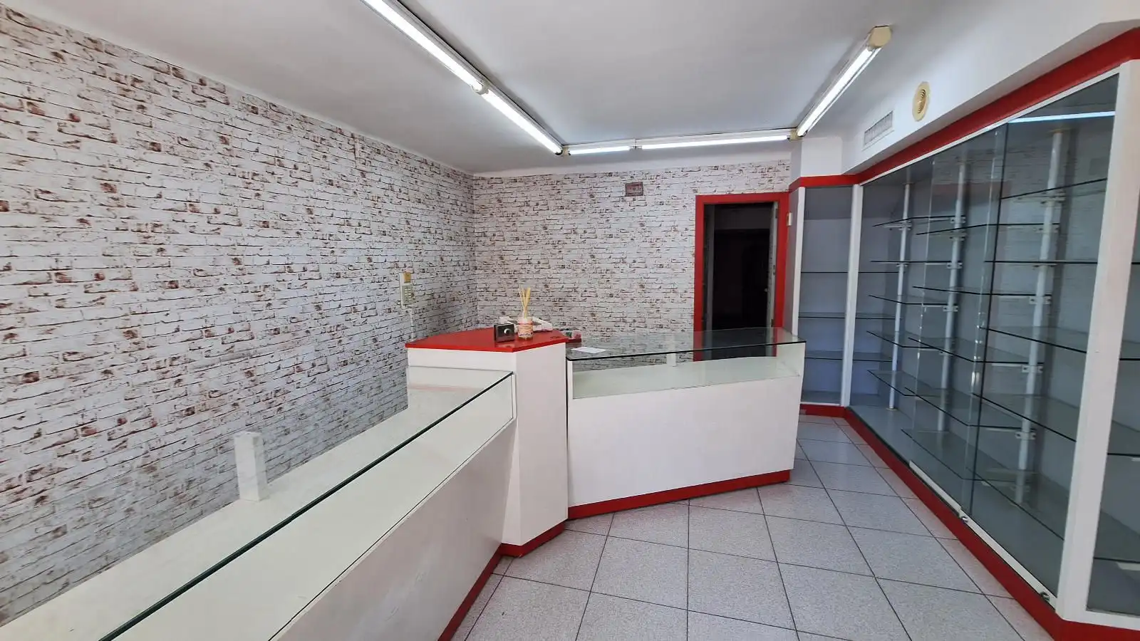 Local comercial de lloguer a Comte Vilardaga, imagen 3