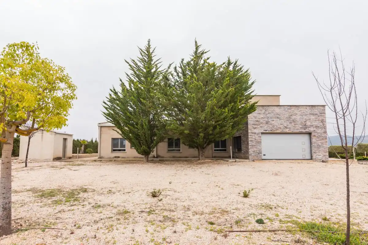 Vista exterior de Casa o xalet en venda en Yecla amb Aire condicionat, Calefacció i Jardí privat