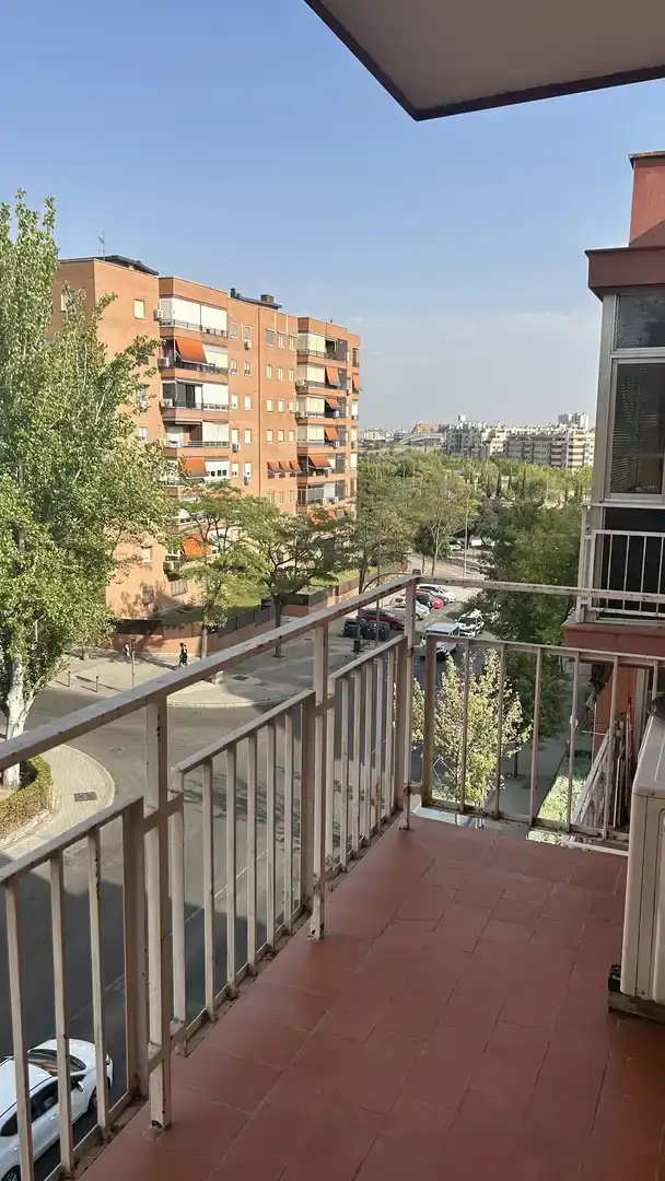 Vista exterior de Piso para compartir en Madrid con Aire acondicionado, Amueblado y Balcón