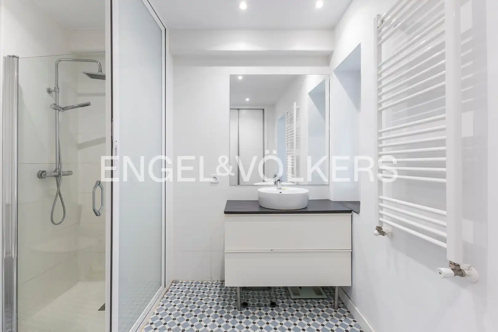Badezimmer von Wohnung zum Verkauf in Madrid mit Klimaanlage und Heizung