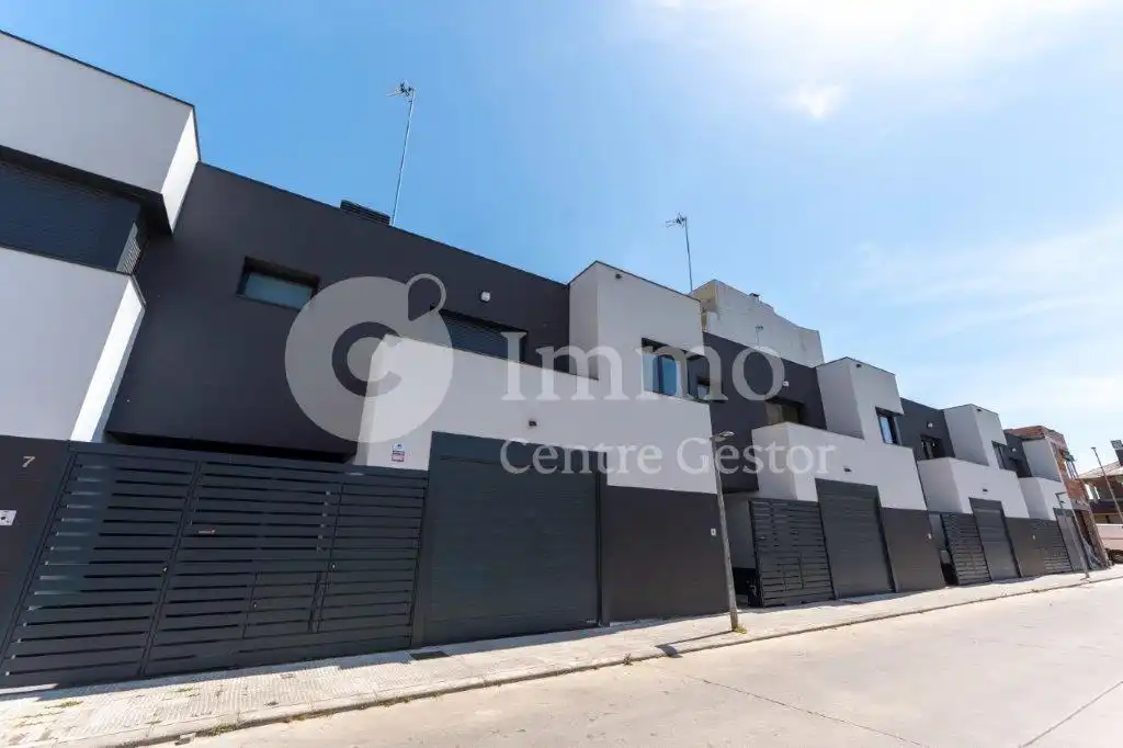 Vista exterior de Casa adosada en venda en Balaguer amb Aire condicionat i Calefacció