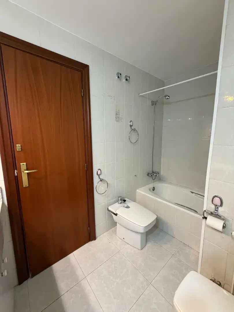 Bathroom of Flat for sale in Figueres  with Air Conditioner, Heating and Terrace