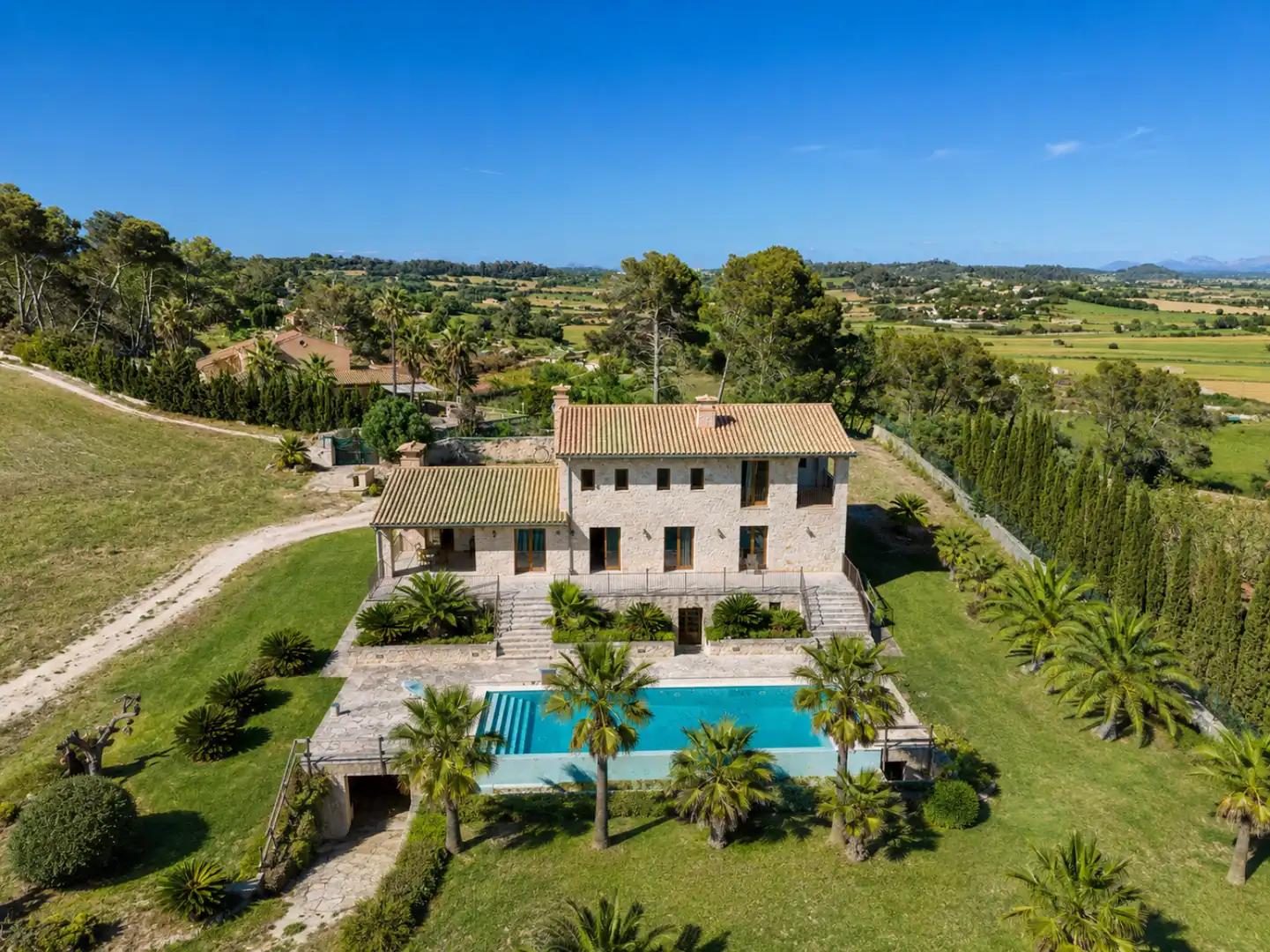 Vista exterior de Casa o xalet en venda en Lloret de Vistalegre amb Aire condicionat, Terrassa i Piscina