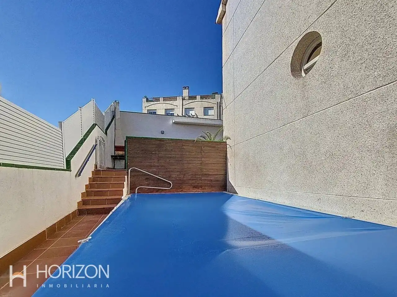 Piscina de Casa adosada en venda en Calafell amb Aire condicionat, Calefacció i Jardí privat