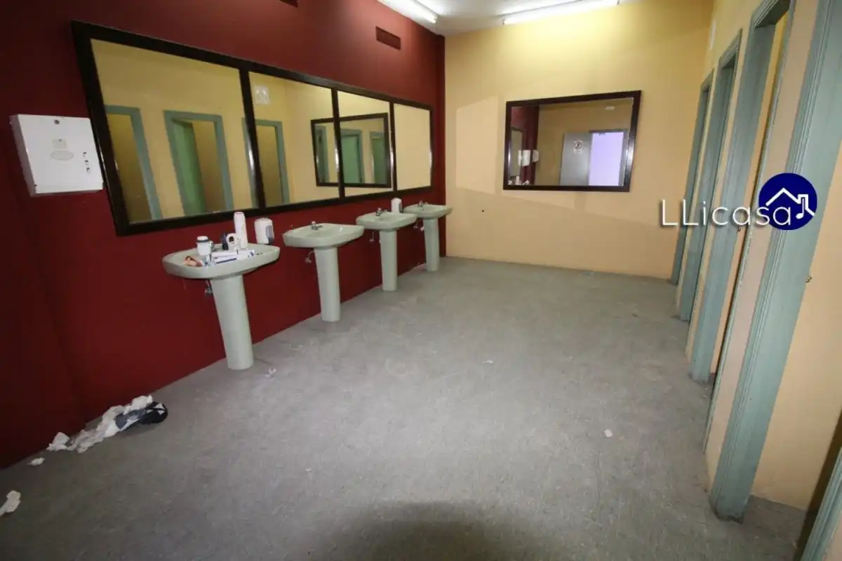 Badezimmer von Geschaftsraum zum Verkauf in La Pobla de Vallbona mit Klimaanlage
