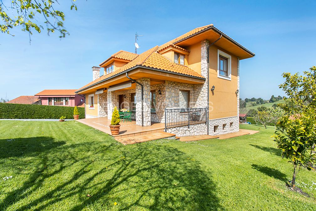 Exterior view of House or chalet for sale in Gijón   with Air Conditioner, Heating and Parquet flooring