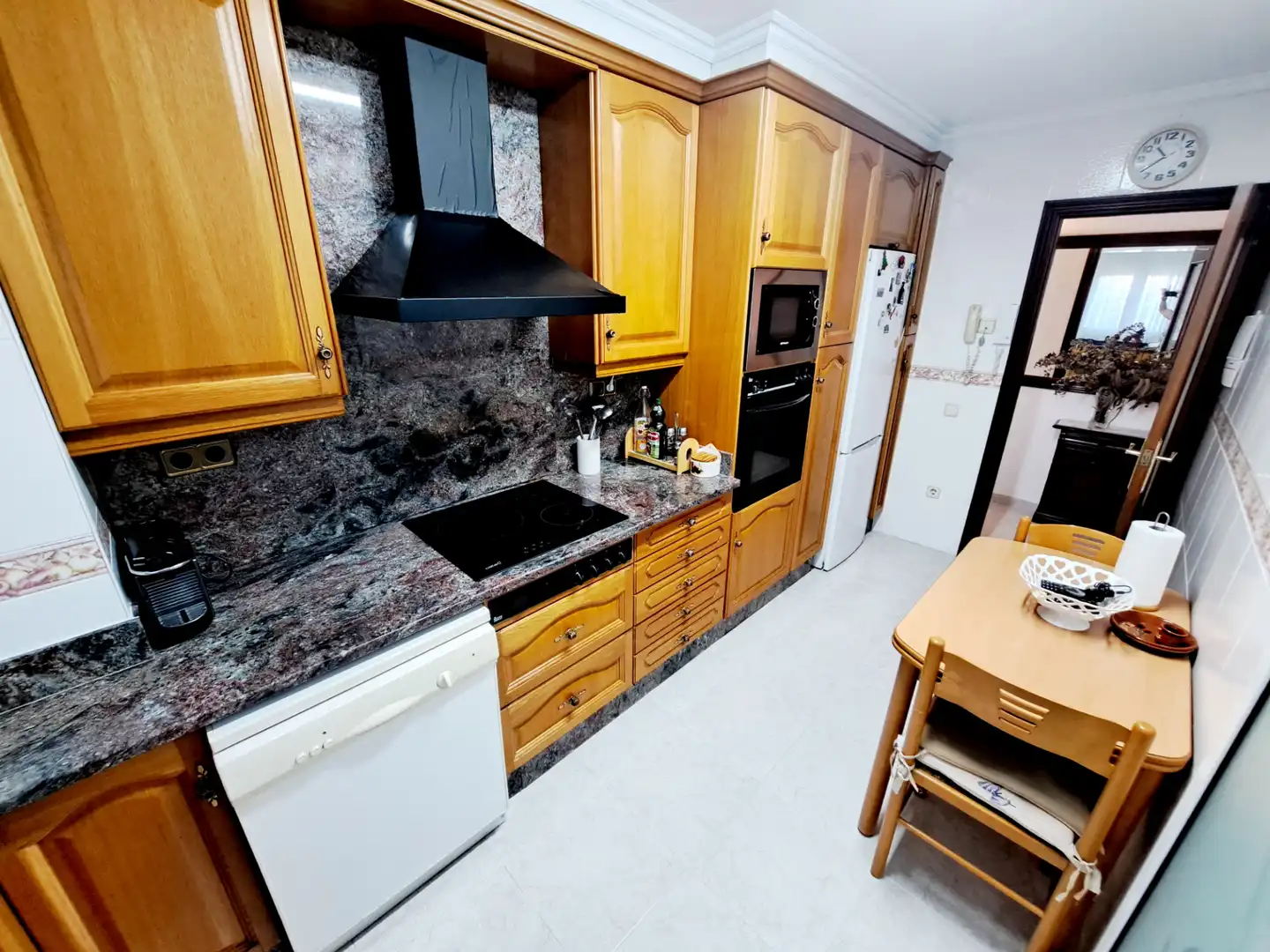 Küche von Wohnung zum Verkauf in Mataró mit Klimaanlage, Heizung und Ofen