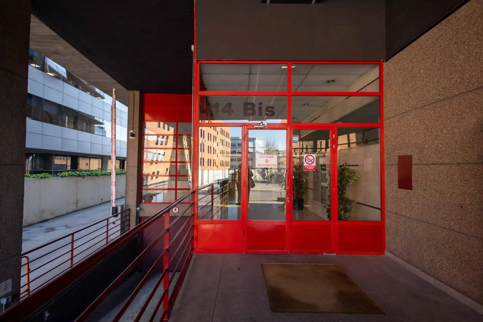 Exterior view of Commercial properties for rent in Madrid  with Air Conditioner
