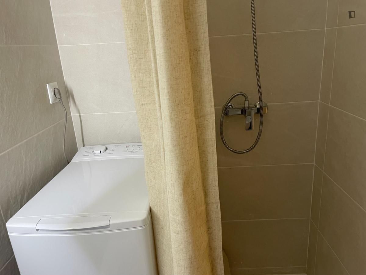 Bathroom of Study to rent in  Barcelona Capital  with Furnished, Microwave and Internet