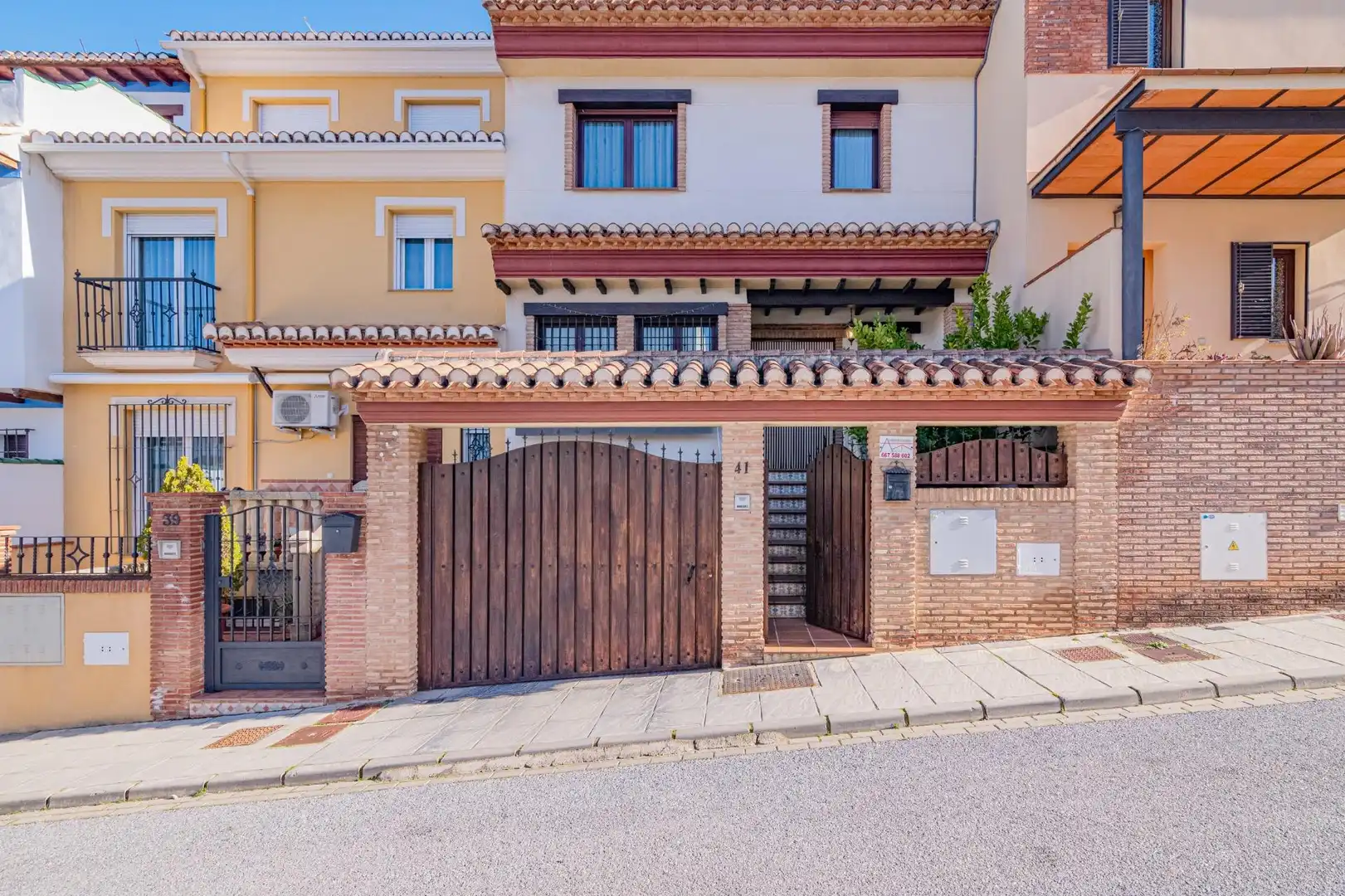 Vista exterior de Casa adosada en venda en La Zubia amb Aire condicionat, Calefacció i Terrassa