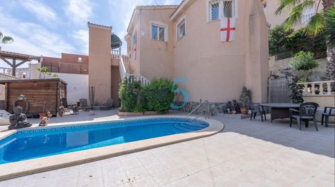 Fantástica villa independiente de 2 habitaciones con ascensor privado, gran área de construcción y piscina en Ciudad Quesada! Situ
