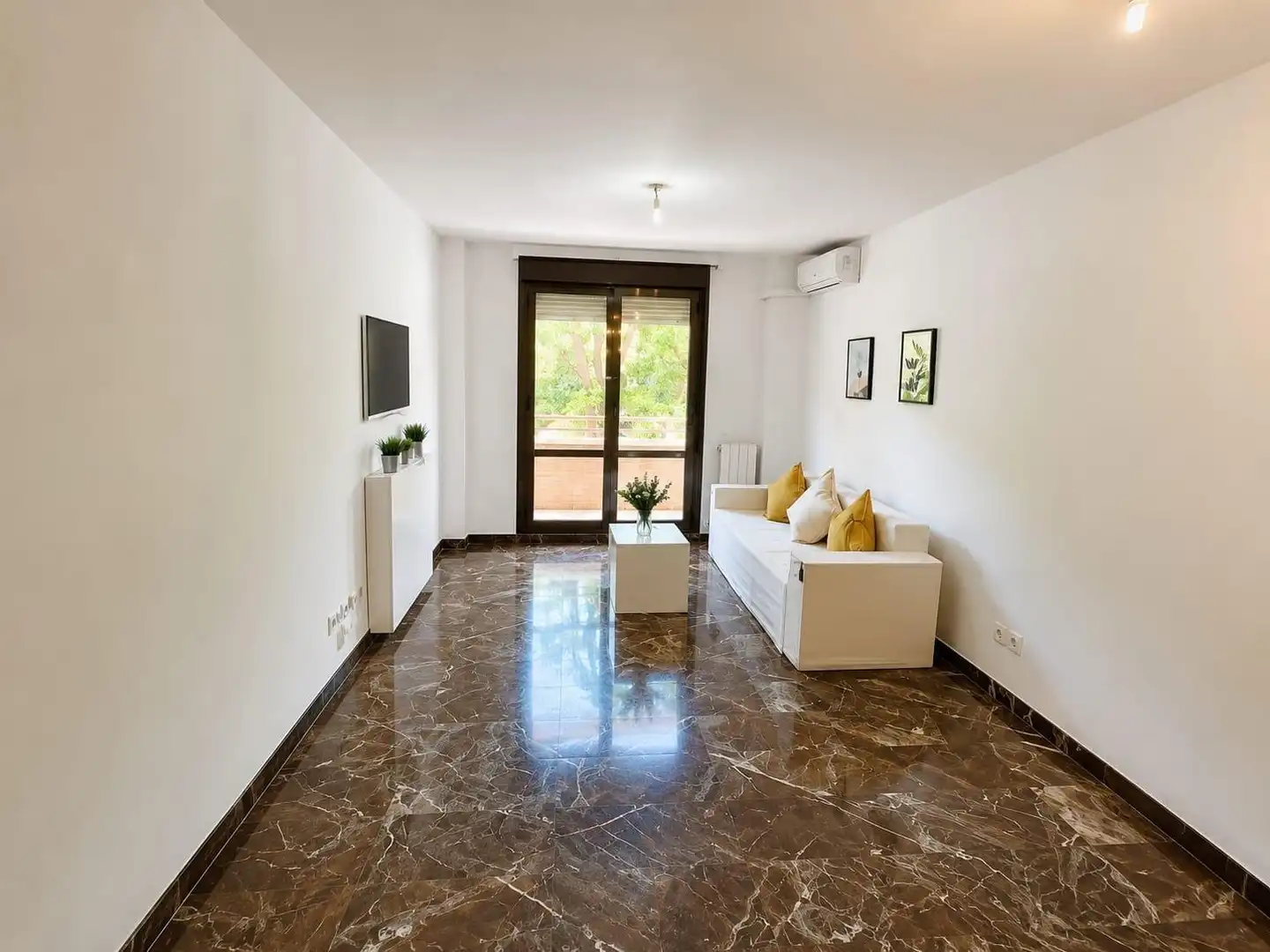 Living room of Flat for sale in Zaragoza  with Air Conditioner, Heating and Balcony