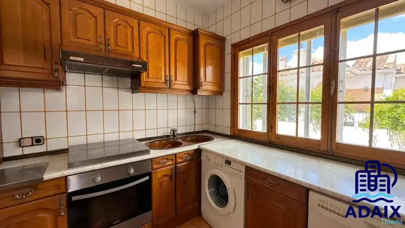 Cuina de Casa o xalet en venda en Bargas amb Calefacció, Terrassa i Moblat