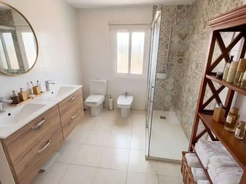 Villa con balcone in vendita a Brenes, imagen 4
