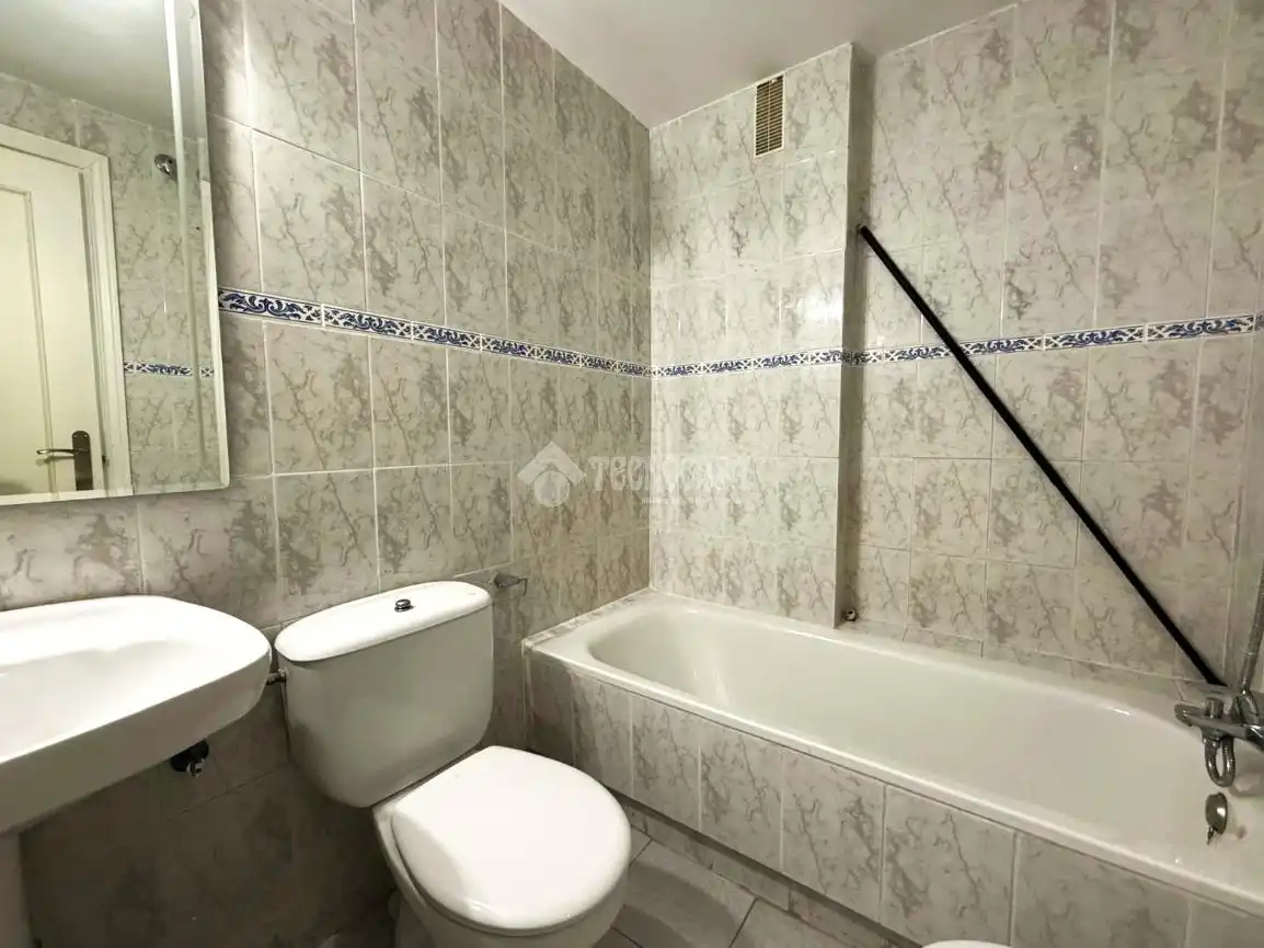 Bathroom of Flat for rent in Madrid  with Parquet flooring, Storage room and Balcony