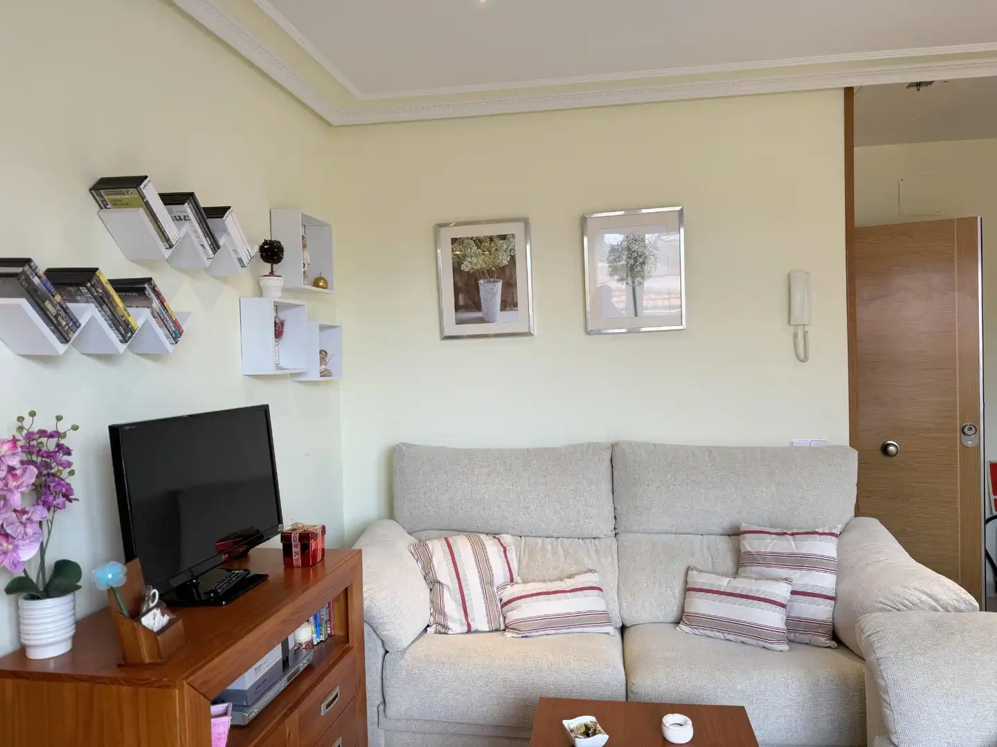 Sala d'estar de Casa adosada en venda en Pradosegar