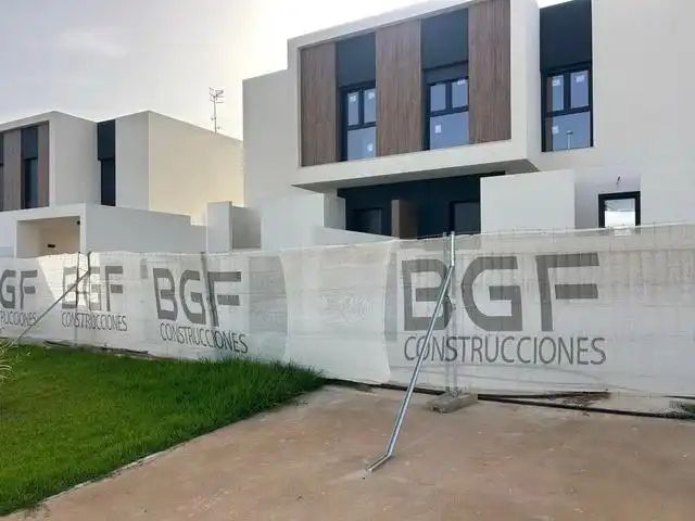 Vista exterior de Casa o xalet de lloguer en El Ejido amb Jardí privat, Terrassa i Piscina comunitària
