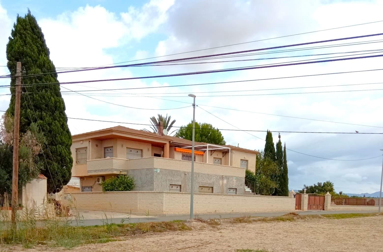 Vista exterior de Casa o xalet en venda en Orihuela amb Aire condicionat, Calefacció i Jardí privat