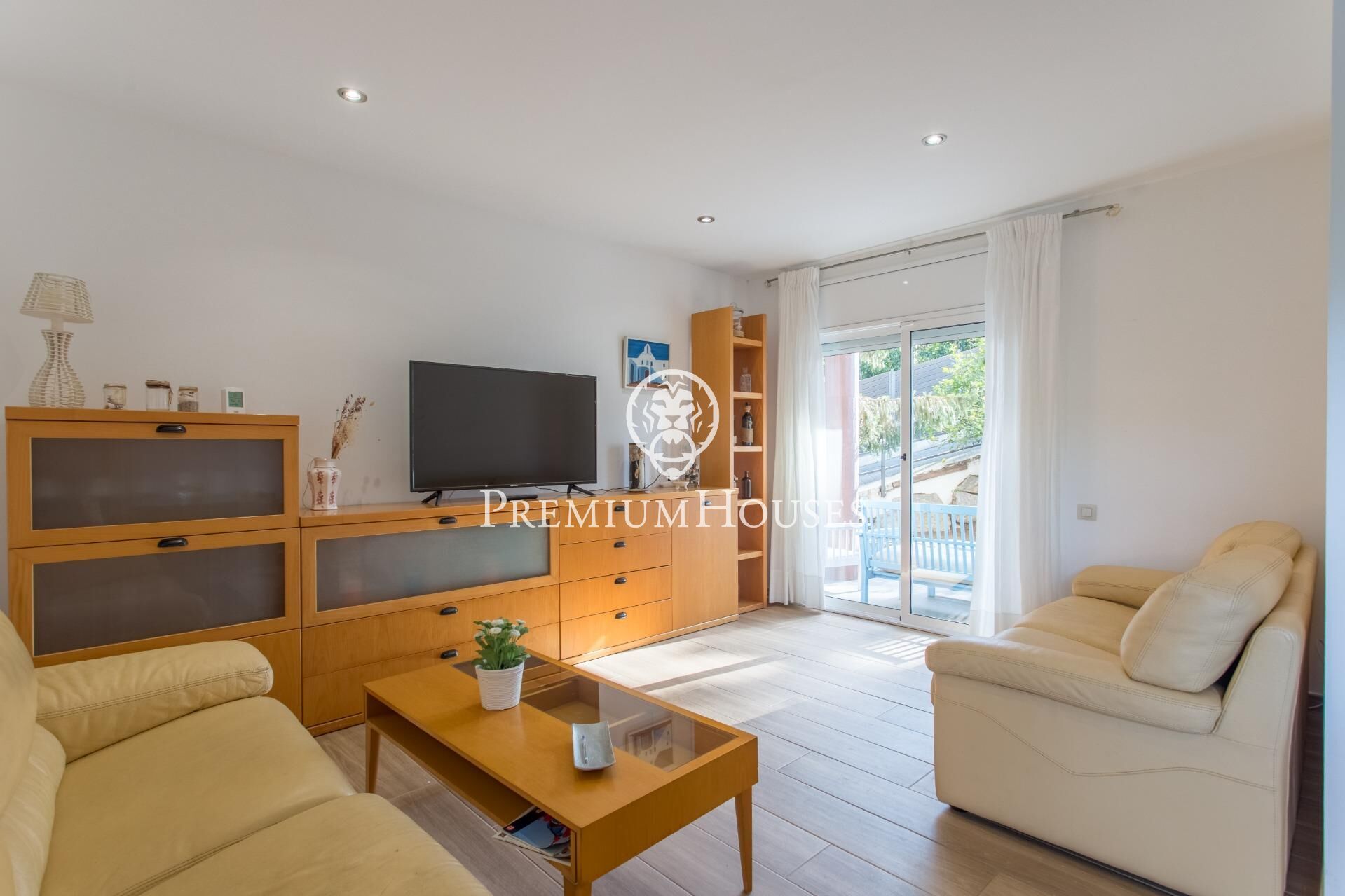 Sala d'estar de Casa o xalet en venda en Sant Cebrià de Vallalta amb Calefacció, Jardí privat i Parquet
