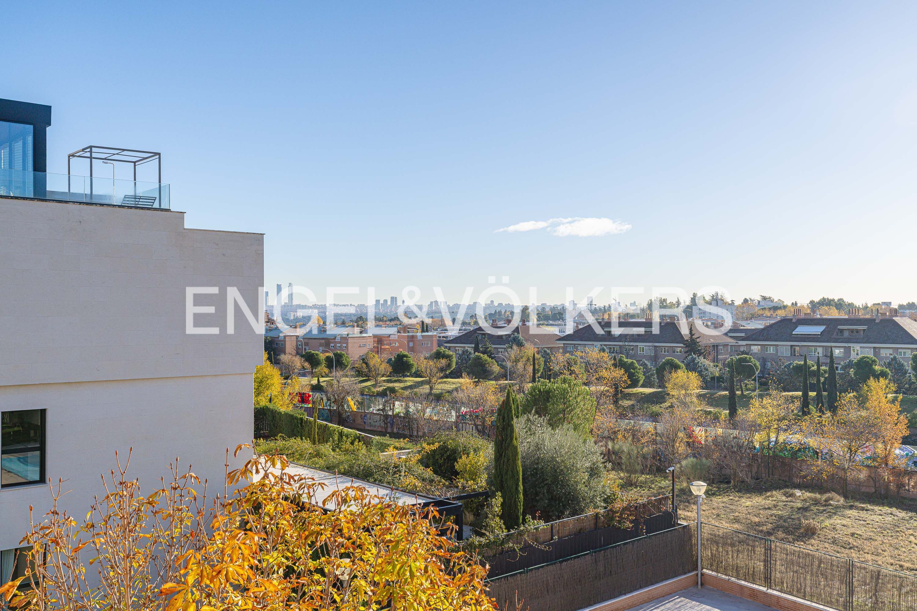 Vista exterior de Àtic en venda en  Madrid Capital amb Aire condicionat, Calefacció i Parquet