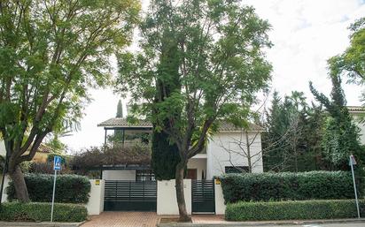 Vista exterior de Casa o xalet en venda en Bormujos amb Aire condicionat, Calefacció i Jardí privat