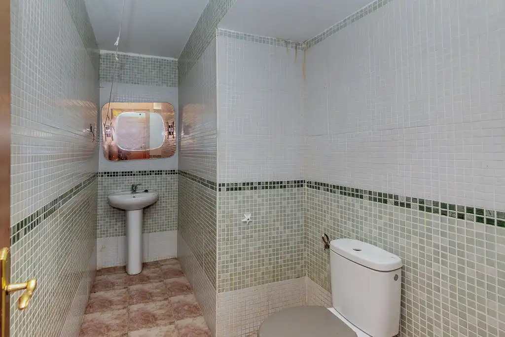 Bany de Casa adosada en venda en Alcoba amb Aire condicionat