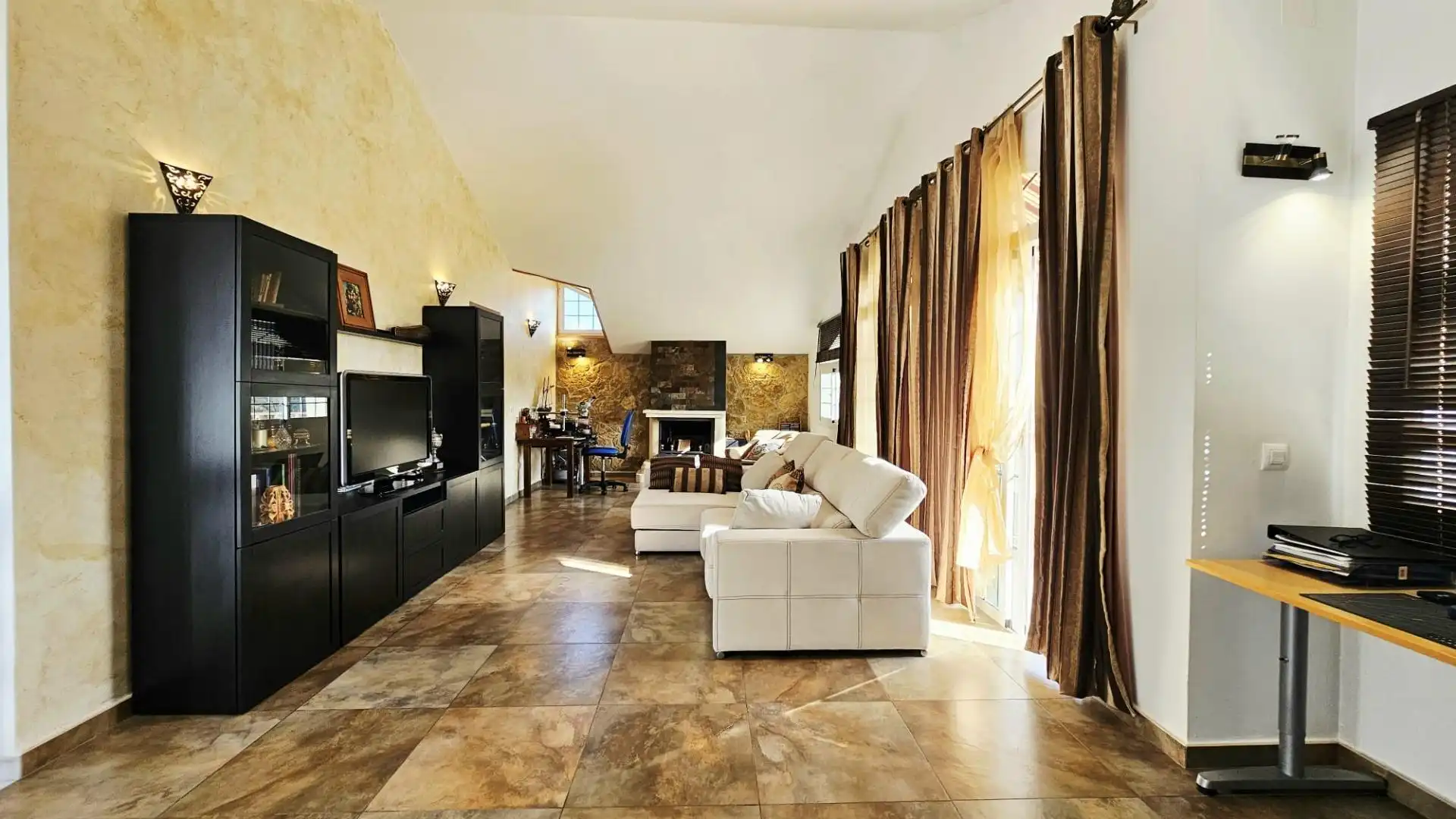 Sala de estar de Casa o chalet en venta en Marbella con Jardín privado, Terraza y Piscina comunitaria