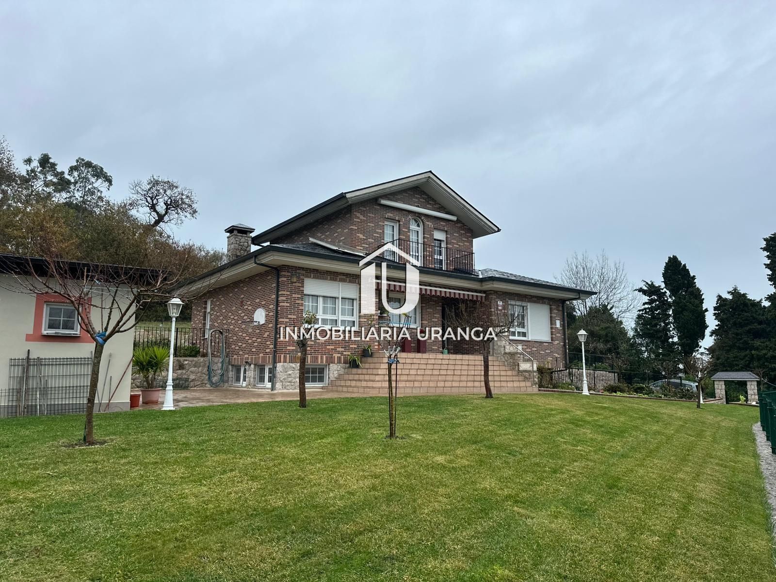 Vista exterior de Casa o xalet en venda en Bárcena de Cicero amb Calefacció, Jardí privat i Terrassa