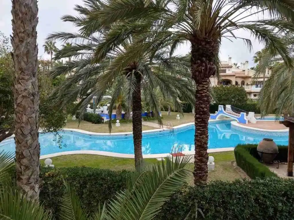 Schwimmbecken von Wohnungen zum Verkauf in Torrevieja mit Klimaanlage und Privatgarten