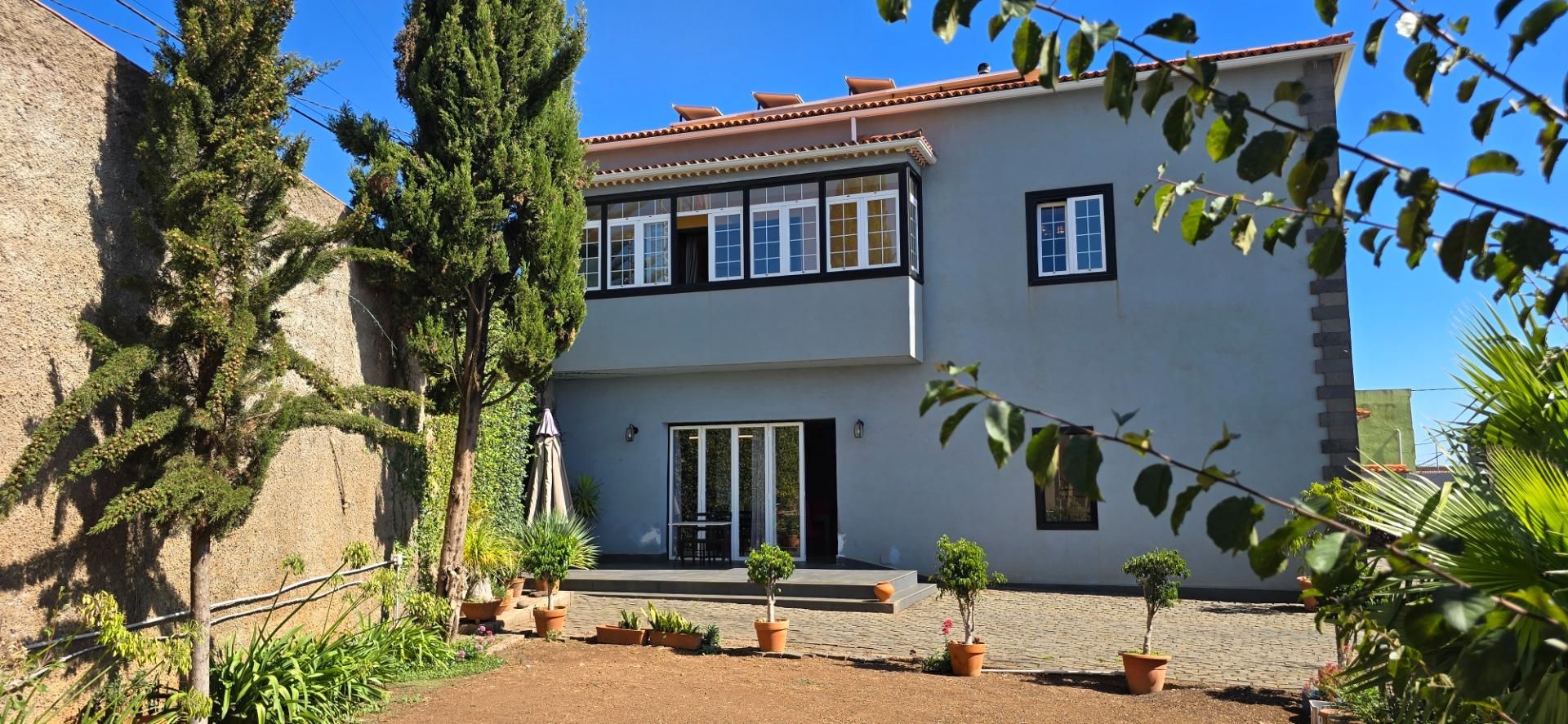 Vista exterior de Casa o xalet en venda en El Rosario amb Jardí privat, Terrassa i Traster