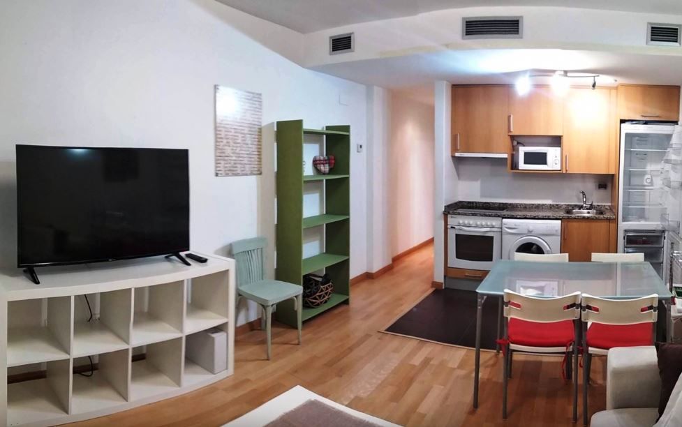 Sala d'estar de Pis de lloguer en  Zaragoza Capital amb Calefacció, Parquet i Moblat