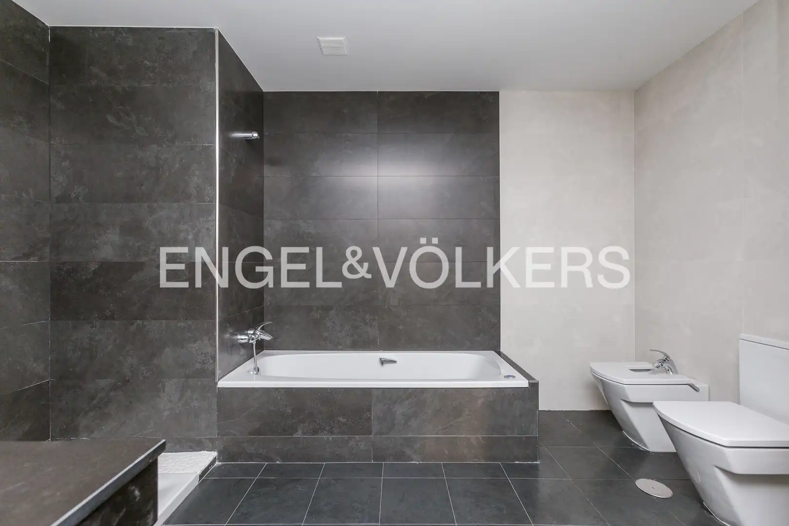 Baño de Casa o chalet en venta en Madrid con Aire acondicionado, Calefacción y Jardín privado