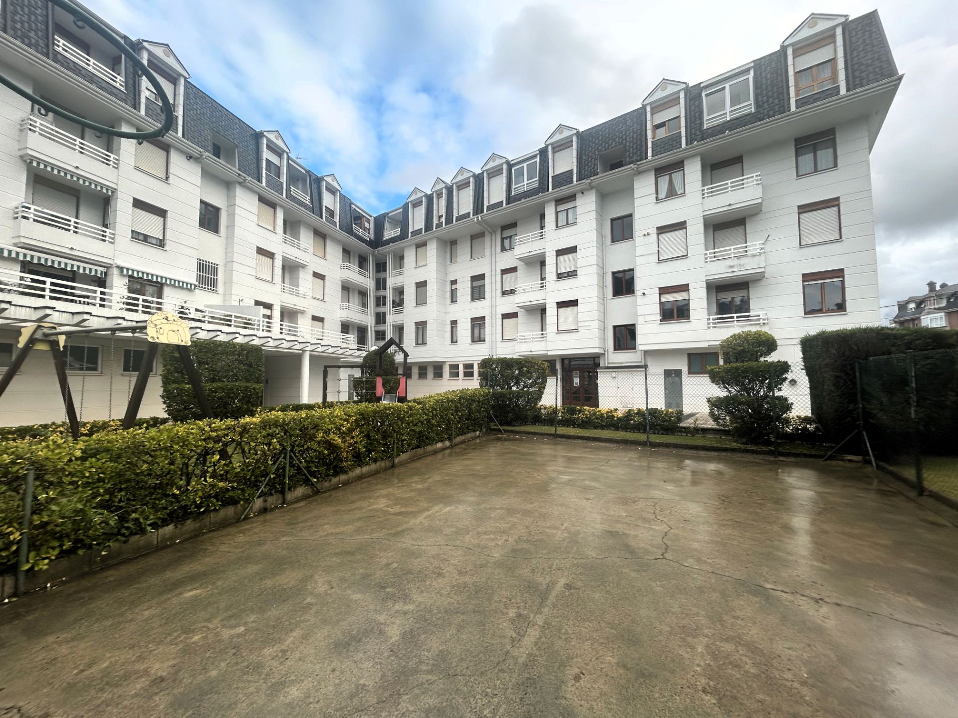 Vista exterior de Piso en venta en Colindres con Calefacción, Terraza y Piscina