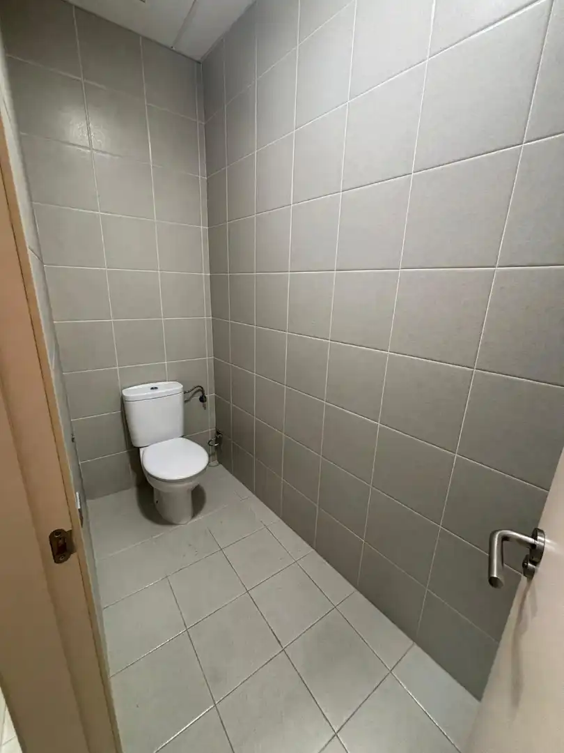 Baño de Local de alquiler en Cornellà de Llobregat con Parquet