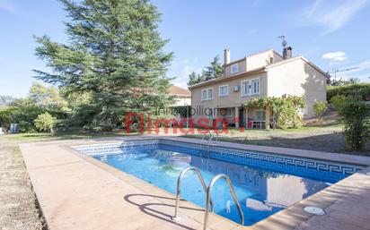 Vista exterior de Casa o xalet en venda en Villaviciosa de Odón amb Aire condicionat, Jardí privat i Traster