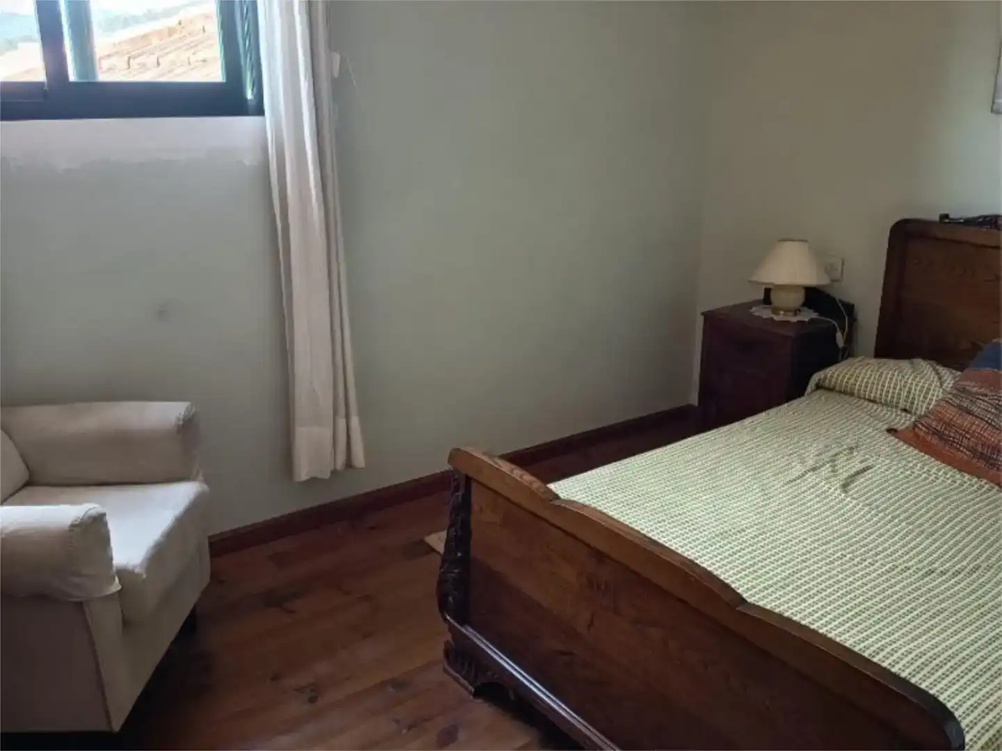 Dormitori de Casa adosada en venda en Leiro amb Jardí privat, Traster i Moblat