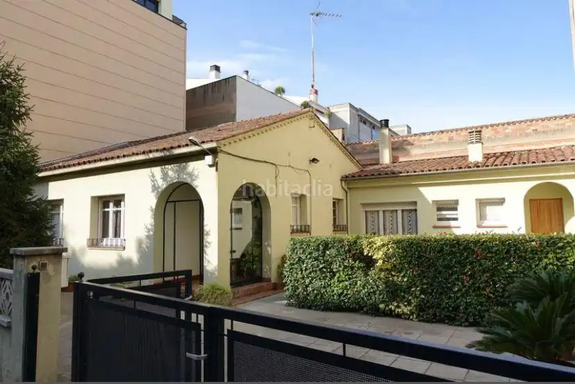 Vista exterior de Casa o xalet en venda en Girona amb Calefacció, Jardí privat i Moblat