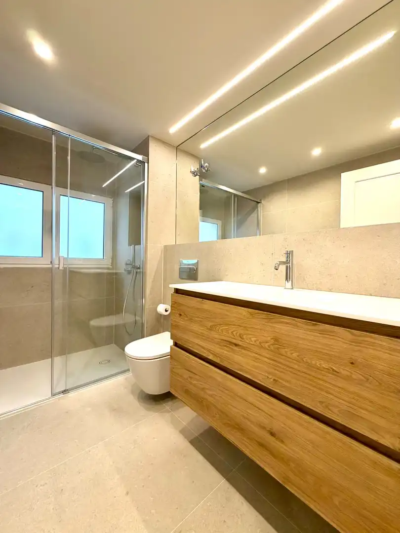 Bathroom of Flat for rent in Gijón   with Heating and Furnished
